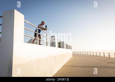 Jogger in piedi sul mare Foto Stock