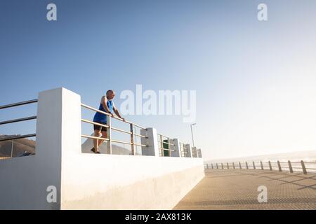 Jogger in piedi sul mare Foto Stock