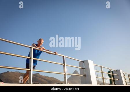 Jogger in piedi sul mare Foto Stock