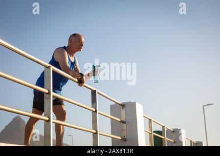 Jogger in piedi sul mare Foto Stock