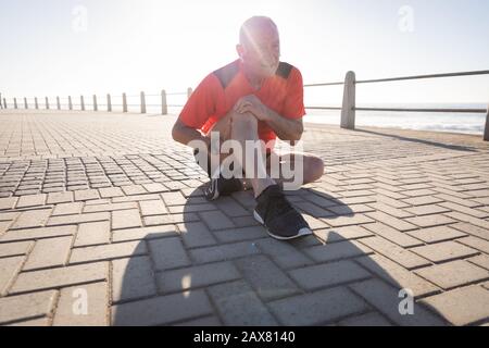 Stretching Jogger sul mare Foto Stock