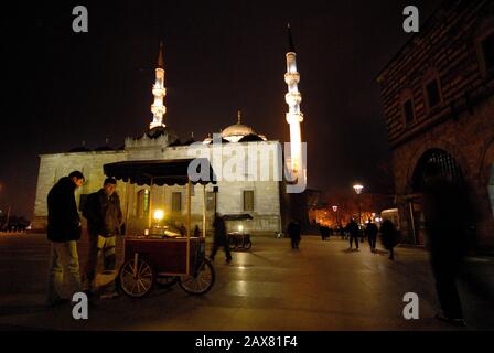 Venditori di castagne di fronte allo Yeni Camii, chiamato la Nuova Moschea anche se è stato costruito più di 400 anni fa, Istanbul , Turchia. Foto Stock