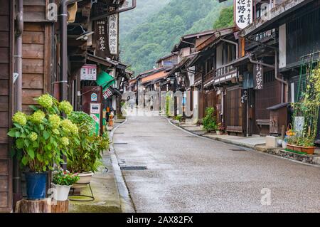 Narai-juku, Giappone - 6 settembre 2016: Vista pittoresca della città vecchia giapponese con architettura tradizionale in legno. Narai-juku posta città nella valle di Kiso Foto Stock