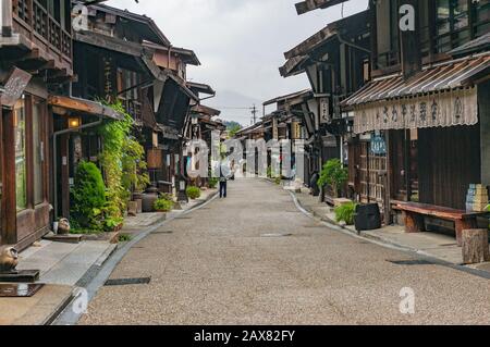 Kiso Valley, Giappone - 6 settembre 2016: Narai-juku posta la strada principale della città con le tradizionali case di legno giapponesi e i turisti che esplorano la città Foto Stock