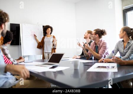 Riunione di affari e il lavoro di squadra da gente di affari Foto Stock