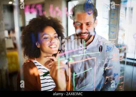 Gli ingegneri software su progetto e programmazione in azienda Foto Stock