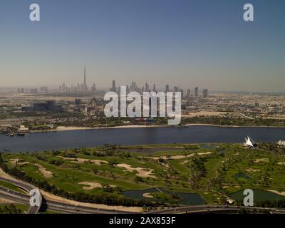 Veduta aerea del Dubai Creek Golf Club con lo skyline di Creek e City. Dubai, Emirati Arabi Uniti Foto Stock