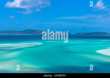 Incredibili paesaggi tropicali, paesaggi di acque turchesi e isole coralline. Whitsunday, Queensland, Australia Foto Stock