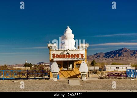 Worlds tallest ice cream stand in Pahrump near Death Valley, Nevada, USA Foto Stock