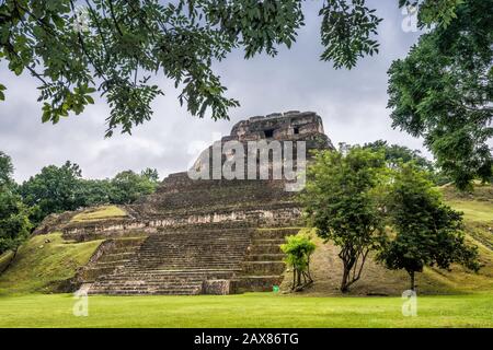 El Castillo aka Struttura A-6 a Xunantunich, rovine Maya, foresta pluviale, vicino alla città di San Jose Succotz, Cayo District, Belize, America Centrale Foto Stock