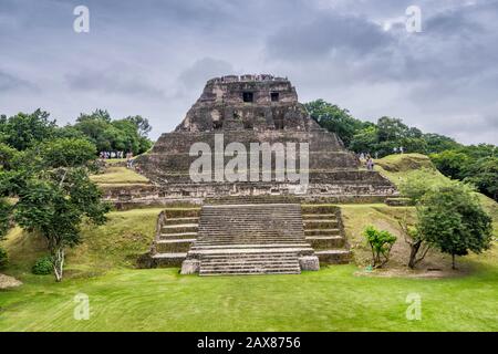 El Castillo aka Struttura A-6 a Xunantunich, rovine Maya, foresta pluviale, vicino alla città di San Jose Succotz, Cayo District, Belize, America Centrale Foto Stock