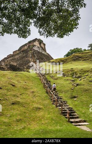 El Castillo aka Struttura A-6 a Xunantunich, rovine Maya, foresta pluviale, vicino alla città di San Jose Succotz, Cayo District, Belize, America Centrale Foto Stock