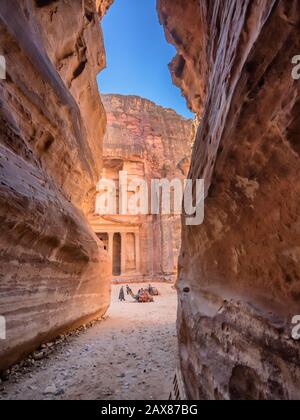 Il Santuario di Petra visto dalla gola, Giordania Foto Stock