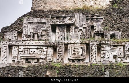 Fregi scolpiti a El Castillo aka struttura A-6 a Xunantunich, rovine Maya, foresta pluviale, vicino alla città di San Jose Succotz, Cayo District, Belize Foto Stock