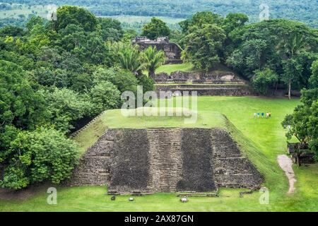 Vista da El Castillo aka struttura A-6 a Xunantunich, rovine Maya, foresta pluviale, vicino alla città di San Jose Succotz, Cayo District, Belize, America Centrale Foto Stock