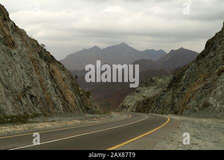Una strada di montagna in Fujairah, UAE. Foto Stock