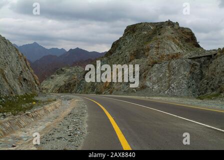 Una strada di montagna in Fujairah, UAE. Foto Stock