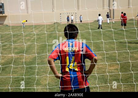 Gli studenti potranno giocare a calcio durante la loro lezione di PE presso la Kingdom School di Riyadh, Arabia Saudita. Foto Stock