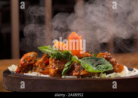 Pollo al peperoncino servito su un piatto caldo Foto Stock