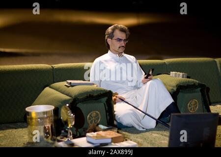 Ritratto di sua altezza reale il principe al Waleed Bin Talal al-Saud al suo posto di favore nel deserto dove prende decisioni e medita, Riyadh, Arabia Saudita. Foto Stock