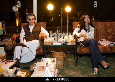 Sua altezza reale il principe al Waleed Bin Talal al-Saud e la principessa Amierah godono di una serata fresca presso il suo resort appena fuori Riyadh, Arabia Saudita. Foto Stock