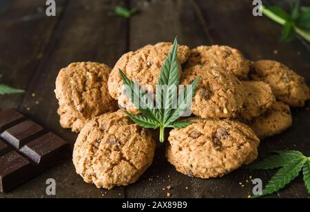 Biscotti fatti in casa con cippato di cioccolato di cannabis Foto Stock