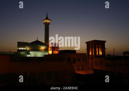 Vista su una moschea nell'area di bastakiya, Dubai. Foto Stock