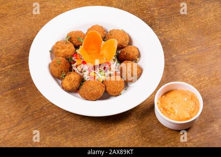 Formaggio patate palle con salsa di formaggio Foto Stock