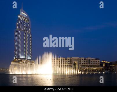 La Fontana danzante al Dubai Mall con l'Address Hotel sullo sfondo. Foto Stock