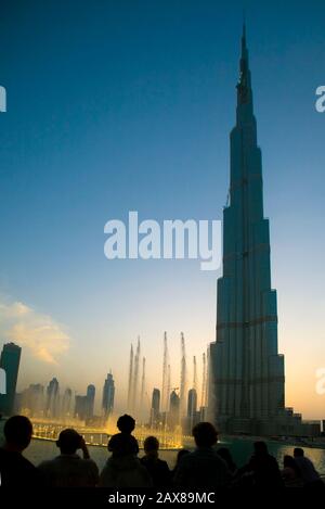 La Fontana danzante al Dubai Mall con il Burj Khalifa sullo sfondo. Foto Stock