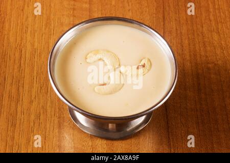 Basundi, dolce indiano di latte condensato zuccherato Foto Stock