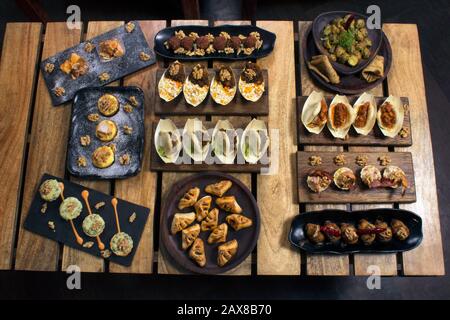 Vista dall'alto di antipasti o spuntini, tapas da consumare con bevande Foto Stock