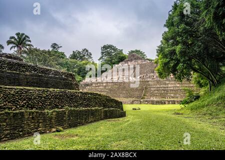 Piramide di Caana in Plaza B, foresta pluviale, a Caracol, rovine Maya, altopiano di Chiquibul, distretto di Cayo, Belize, America Centrale Foto Stock