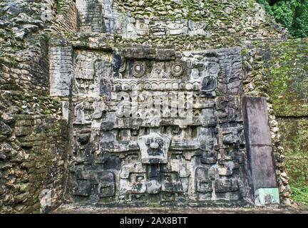 Sculture in legno all'Altare 21, Plaza B a Caracol, rovine Maya, altopiano di Chiquibul, distretto di Cayo, Belize, America Centrale Foto Stock