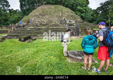 Visitatori All'Altare 21, Plaza B A Caracol, Rovine Maya, Altopiano Di Chiquibul, Distretto Di Cayo, Belize, America Centrale Foto Stock