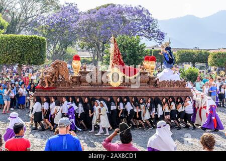 Antigua, Guatemala - 25 marzo 2018: Processione della domenica delle Palme nel sito patrimonio dell'umanità dell'UNESCO con le famose celebrazioni della settimana Santa. Foto Stock