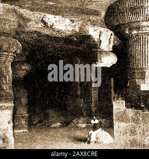 L'entrata est al Santuario di Linga nel complesso del tempio scavato nella roccia all'Isola di Elefanta, in India. Queste grotte sono costituite da templi in grotta prevalentemente dedicati al dio Hindu Shiva e sono patrimonio dell'umanità dell'UNESCO Foto Stock