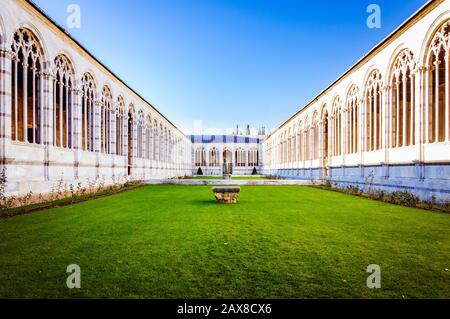 Bella architettura di un cortile interno nell'edificio vicino alla torre di Pisa Foto Stock