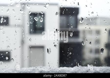 Pioggia sulla finestra, pioggia dalla neve in inverno Foto Stock