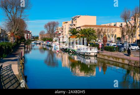 NARBONNE, Francia - 27 dicembre 2016: il Canal de la Robine canale come esso passa attraverso il Narbonne, Francia. Questo canale è un ramo laterale della Ca Foto Stock