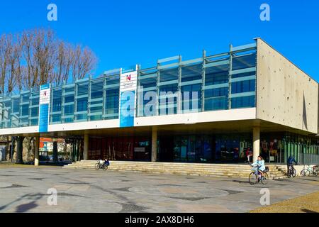 Narbonne, FRANCIA - 27 DICEMBRE 2016: Una vista sulla facciata della Mediaque du Grand Narbonne, a Narbonne, Francia. È il principale bibliotecario multimediale Foto Stock