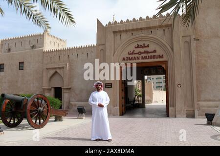 Un uomo si trova di fronte al Museo Ajman. Ajman, Emirati Arabi Uniti. Foto Stock