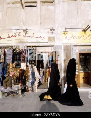 Le donne Qatari fanno shopping in prima serata, Doha, Qatar. Foto Stock