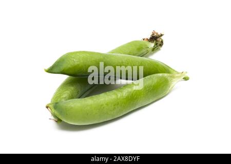 Tre piselli baccello verde su sfondo bianco Foto Stock