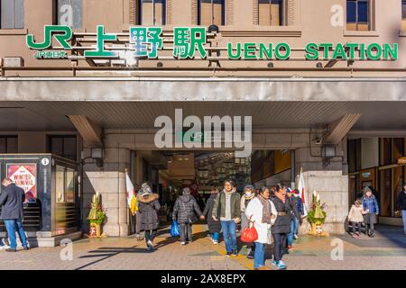 Stazione di Ueno decorata con decorazione Giapponese di Capodanno di bamboo. Foto Stock