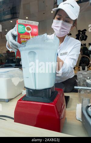 Un giovane Asiatico Americano prepara bevande di cinghiale nella finestra di Xing fu Tang, un negozio taiwanese sulla Main St. A Flushing, Queens, Chinatown di New York. Foto Stock