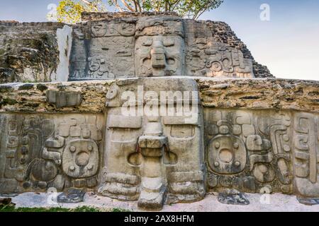 Rilievi maschera stucco a Cerro Maya, rovine sulla baia di Corozal, costa del Mar dei Caraibi, vicino al villaggio di Copper Bank nella penisola di Cerros, Belize Foto Stock