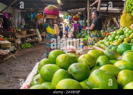 Arusha, TANZANIA - 25 NOVEMBRE: Mercato nativo A Mto Wa Mbu vicino alla zona di concervation di Ngorongoro con frutti diversi e piatti di vimini. Foto Stock