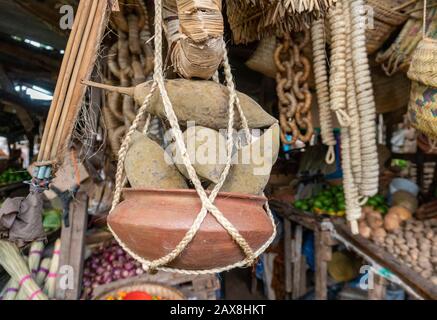 Area di Arusha: Frutta su un tavolo al mercato Native a Mto Wa Mbu vicino alla zona di concervation di Ngorongoro con frutta e piatti di vimini diversi. Foto Stock