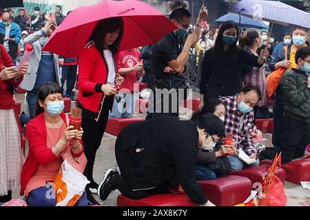 Fedeli Cinesi Con Maschere Facciali Al Tempio Di Wong Tai Sin, Hong Kong Durante Lo Scoppio Di Coronavirus, 2020. Foto Stock